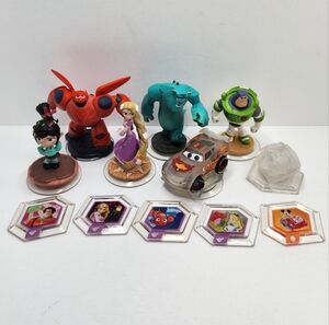Disney Infinity 1.0 2.0 Lot Of 6 Characters  and Extras